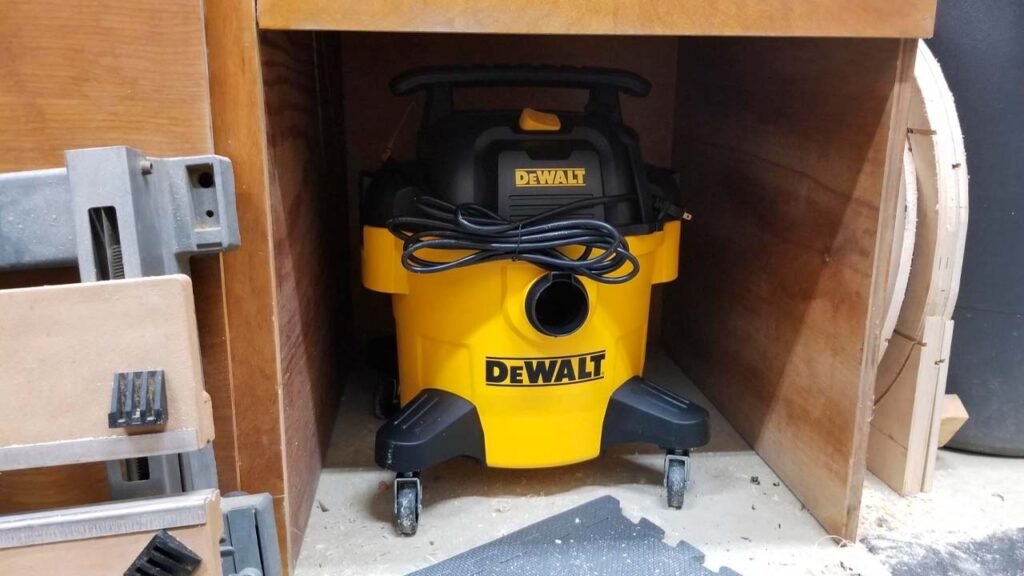 DeWalt DXV069P 6 Gallon Poly Wet